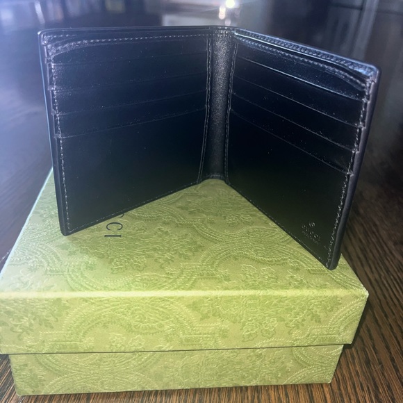 GG EMBOSSED BI-FOLD WALLET New in box - Picture 9 of 12